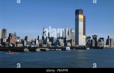 Der original World Trade Center Twin Towers im Bau 1971 als vom Hudson River in New York City, New York, USA gesehen. Das Gebäude des Nordturms (Vordergrund) begann im Jahr 1968 und den Südturm im Jahre 1969. Beide Strukturen abgeschlossen und seit einem Jahrzehnt besetzt, bevor Sie am 11. September 2001 brach zusammen, nachdem er von zwei Verkehrsflugzeugen durch Terroristen entführten getroffen zu werden. Insgesamt 2 606 Menschen in den Gebäuden während der Katastrophe gestorben. Gleichzeitig diese hoch aufragenden/Strukturen der ersten World Trade Center (WTC) wurden die höchsten Gebäude der Welt. Stockfoto