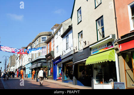 Bury St Edmunds, Großbritannien - 15 Mai 2018: Geschäfte und Fußgänger auf Abbeygate Street an einem sonnigen Tag Stockfoto