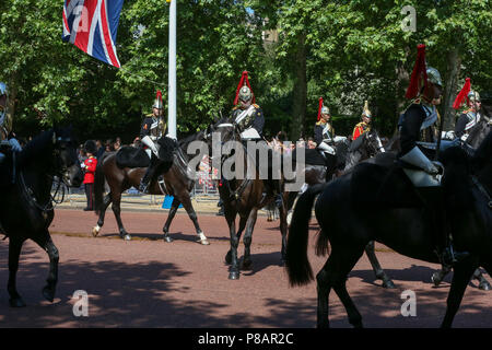 Der Königin Elizabeth II. verbunden durch die anderen Mitglieder der Königlichen Familie reisen entlang der Mall in einem offenen Wagen oben während der die Farbe markiert der 92. Feier der offiziellen Geburtstag der Königin mit: Atmosphäre, Wo: London, Großbritannien Wann: 09 Jun 2018 Credit: Dinendra Haria/WANN Stockfoto