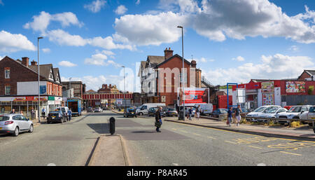 Eine typische Szene entlang Winwick Straße, Warrington, Cheshire, der viktorianische Eisen bahn Brücke im Abstand neben dem Hauptbahnhof St Stockfoto