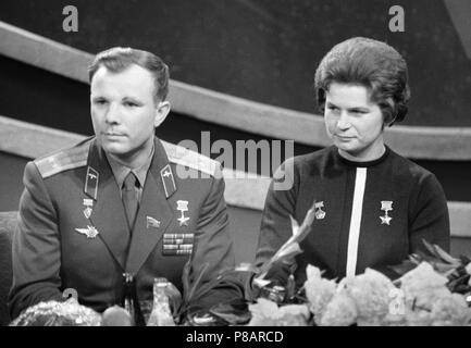 Die Kosmonauten Juri Gagarin und Valentina Tereschkowa. Museum: Staatliche Zentrale Museum für moderne Geschichte Russlands, Moskau. Stockfoto