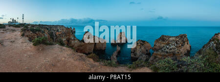 Lagos Leuchtturm auf der Ponta da Piedade Vorgewende (Algarve, Portugal). Abend Landschaft. Stockfoto