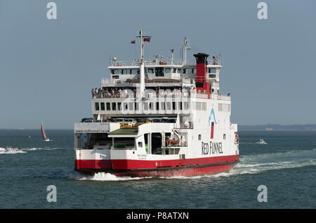 Ein Ro-Ro-Fähre Red Osprey inbound zu Southampton Southampton auf Wasser, S. England, UK. Das Schiff verkehrt zwischen dem Festland und der Isle of Wight. Stockfoto