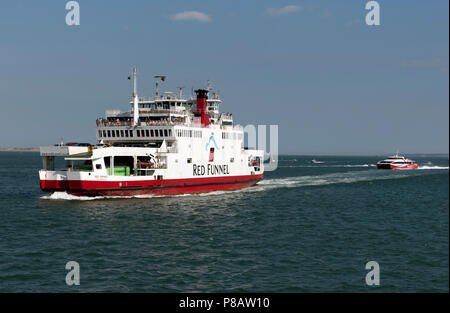 Ein Ro-Ro-Fähre Red Osprey inbound zu Southampton Southampton auf Wasser, S. England, UK. Das Schiff verkehrt zwischen dem Festland und der Isle of Wight. Stockfoto