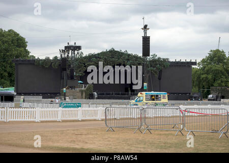 Letzte Vorbereitungen auf den großen Bildschirmen bei British Summer Time (BST) im Hyde Park, London, wo 30.000 Fußballfans in England WM-Halbfinale gegen Kroatien beobachten. Stockfoto