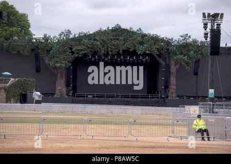 Letzte Vorbereitungen auf den großen Bildschirmen bei British Summer Time (BST) im Hyde Park, London, wo 30.000 Fußballfans in England WM-Halbfinale gegen Kroatien beobachten. Stockfoto