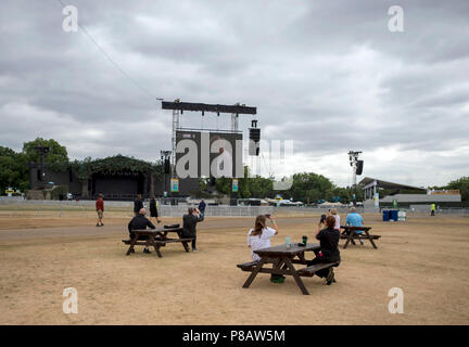 Letzte Vorbereitungen auf den großen Bildschirmen bei British Summer Time (BST) im Hyde Park, London, wo 30.000 Fußballfans in England WM-Halbfinale gegen Kroatien beobachten. Stockfoto