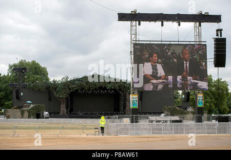 Letzte Vorbereitungen auf den großen Bildschirmen bei British Summer Time (BST) im Hyde Park, London, wo 30.000 Fußballfans in England WM-Halbfinale gegen Kroatien beobachten. Stockfoto