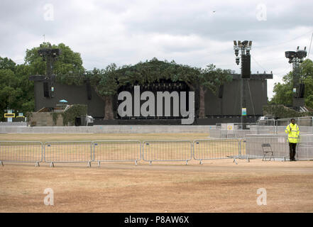 Letzte Vorbereitungen auf den großen Bildschirmen bei British Summer Time (BST) im Hyde Park, London, wo 30.000 Fußballfans in England WM-Halbfinale gegen Kroatien beobachten. Stockfoto