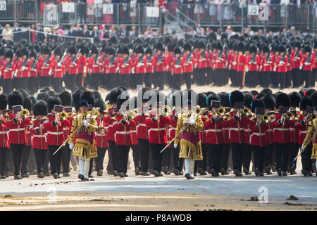 Den offiziellen Geburtstag des britischen souveränen hat durch die die Farbe seit mehr als 260 Jahren geprägt. Die königlichen Spektakel paradieren sieht über 1400 Soldaten, 200 Pferde und 400 Musiker werden, nehmen an der jährlichen Veranstaltung, die von der RAF fliegen gefolgt ist - in der Vergangenheit über den Buckingham Palace. Mit: Atmosphäre, Wo: London, England, Großbritannien Wann: 09 Jun 2018 Credit: Wheatley/WANN Stockfoto