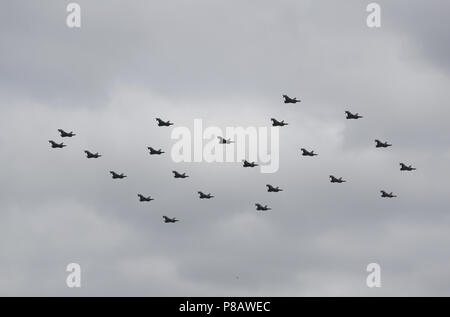 22 RAF Taifune bilden die Nummer 100, wie sie in Bildung über London fliegen die Hundertjahrfeier der Royal Air Force zu markieren. Stockfoto