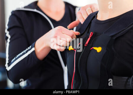 Trainer kleid Frau in ems Kostüm Stockfoto