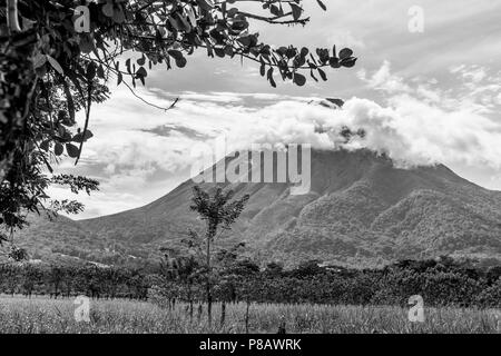 Der Vulkan Arenal ist ein Stratovulkan in Costa Rica mit einem sehr typischen konische Form. Es war schlafend für mehrere Hundert Jahre, aber dann aktiv, 1968-2010. Stockfoto