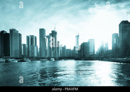 Chicago Blick auf moderne urbane Skyline der Stadt mit Gebäuden und Wolkenkratzern aus dem Hafen am Lake Michigan gesehen Stockfoto