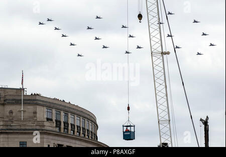 22 RAF Taifune bilden die Nummer 100, wie sie in Bildung über London fliegen die Hundertjahrfeier der Royal Air Force zu markieren. Stockfoto