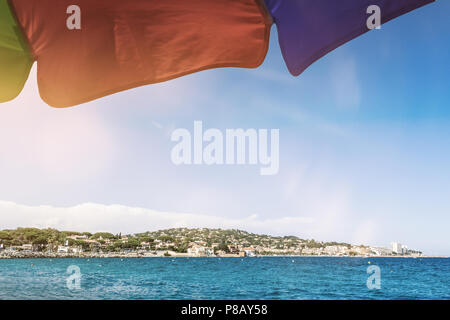 Kiesstrand und Mittelmeer in Roquebrune-sur-Argens, Cote d'Azur, Frankreich an einem sonnigen Tag Stockfoto