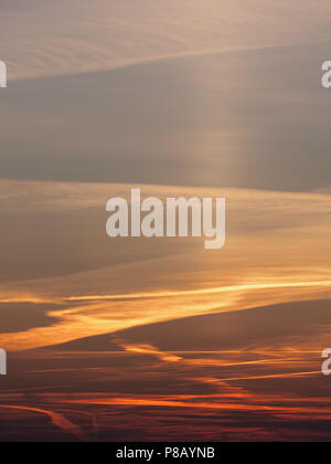 Fantastische Himmel in der Sonne mit Wolken Formation aus europäischen Stadt Bielsko-Biala in Polen im kalten Frühling Abend 2018 - Vertikal gesehen, Europa auf Ap einstellen Stockfoto