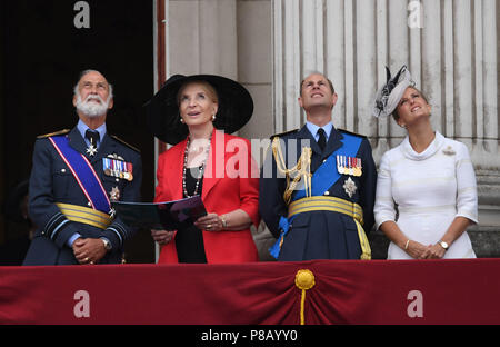 (Nach rechts) Prinz Michael von Kent, Prinzessin Michael von Kent, Earl of Wessex und Gräfin von Wessex auf dem Balkon am Buckingham Palace, wo Sie der Royal Air Force flypast über Central London beobachtete die Hundertjahrfeier der Royal Air Force zu markieren. Stockfoto