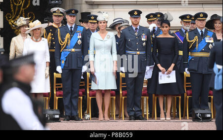 (Von links nach rechts) Princess Royal, Herzogin von Cornwall, Herzog von Cambridge. Herzogin von Cambridge, Herzog von Sussex, Herzogin von Sussex und Herzog von York an der Präsentation der neuen Königin Farbe in der Royal Air Force bei einem Festakt ihr 100-jähriges Bestehen, auf dem Vorplatz des Buckingham Palace, London zu markieren. Stockfoto