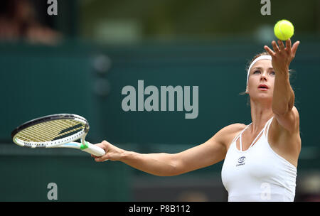 Camila Giorgi serviert am achten Tag der Wimbledon Championships im All England Lawn Tennis und Croquet Club in Wimbledon. Stockfoto