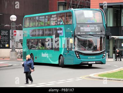 Lesen hat ein Bus-System, bei dem die Busse sind Farbe wie ein Bus Route auf einer Route Map codiert. Farben enthalten; rosa, orange, gelb, Smaragd, Lila. Stockfoto