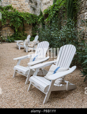 Weiß lackiert Liegestühle im Kies Innenhof aus dem 18. Jahrhundert