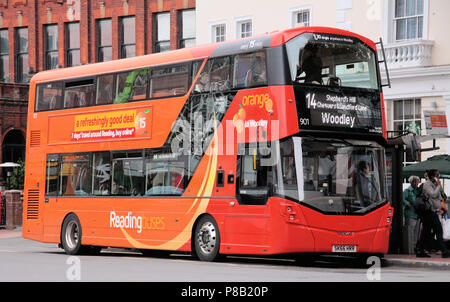 Lesen hat ein Bus-System, wo die Busse sind Farbe wie ein Bus Route auf einer Route Map codiert. Farben enthalten; rosa, orange, gelb, Smaragd, Purple... Stockfoto