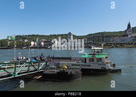 Auto- und Passagierfähre in Boppard am Rhein, Deutschland. Stockfoto