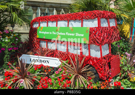 Der Birmingham City Council's Parks Abteilung Goldmedaille - gewinnende Eintrag auf der Chelsea Flower Show, die nun auf der Anzeige außerhalb des Rates Haus. Stockfoto