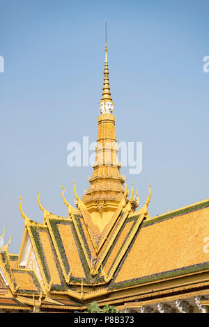 Der zentrale Turm des Thronsaals im Königlichen Palast von Phnom Penh in Kambodscha mit einem weißen, vierseitigen Brahma-Kopf, der die spirituelle und königliche Macht repräsentiert Stockfoto