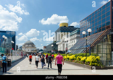 Suchen von Paradise Circus in Richtung Centenary Square und Baskerville Haus, die Halle der Erinnerung und die Bibliothek von Birmingham Stockfoto