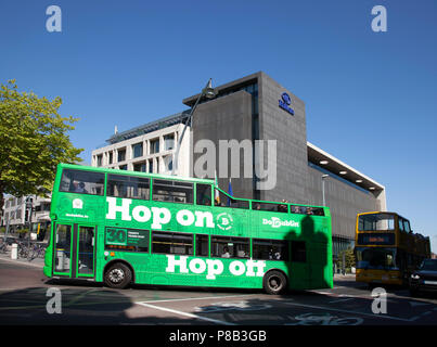 Dublin Hop on-Hop off-Bus übergibt das Hilton Hotel, Kilmainham Stockfoto