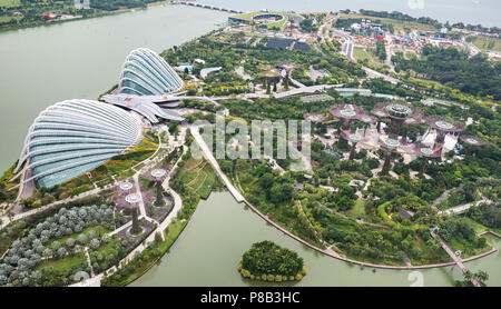 Gardens by the Bay Singapur Luftaufnahme tagsüber. Blume und Wald Kuppeln mit Supertrees. Stockfoto