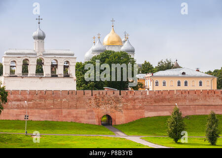 Weliki Nowgorod Landschaft mit Kreml und St. Sophia Kathedrale unter blauen bewölkten Himmel im Sommer Tag, Russland Stockfoto