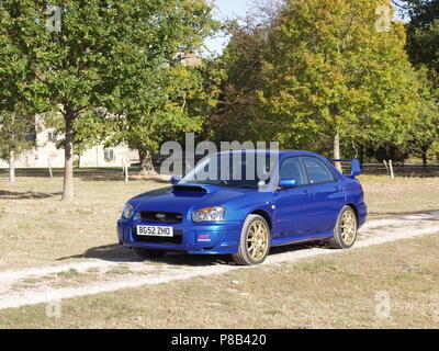 Subaru Impreza WRX STI in WR Blue Pearl Farbe mit Leichtmetallfelgen - Vorder- und Seitenansicht in der Landschaft Stockfoto