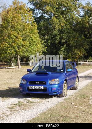 Subaru Impreza WRX STI in WR Blue Pearl Farbe mit Leichtmetallfelgen - Vorder- und Seitenansicht in der Landschaft Stockfoto