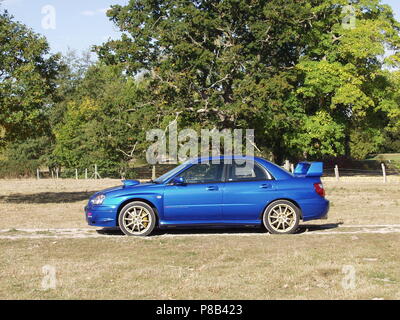 Subaru Impreza WRX STI in WR Blue Pearl Farbe mit Leichtmetallrädern - Übersicht Seite Profil Stockfoto