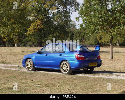 Subaru Impreza WRX STI in WR Blue Pearl Farbe mit Leichtmetallrädern, Seiten- und Rückansicht Stockfoto