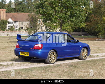 Subaru Impreza WRX STI in WR Blue Pearl Farbe mit Leichtmetallrädern, Seiten- und Rückansicht Stockfoto