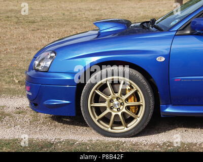 Subaru Impreza WRX STI in WR Blue Pearl Farbe mit Leichtmetallrädern - Übersicht Nahaufnahme von Vorderseite und Leichtmetallfelge Stockfoto