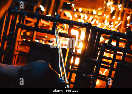 Schneiden von Metall Gitter mit Acetylen Taschenlampe Stockfoto