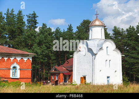 Kirche der Geburt der Gottesgebärerin auf Peryn in der Nähe von Weliki Nowgorod ist eine der ältesten Kirchen der Stadt, die aus dem 1220 s Stockfoto