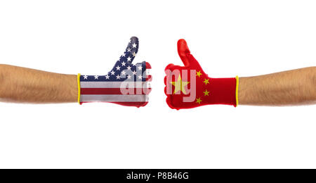 USA gegen China, Handelskrieg. Uns von Amerika und China Flaggen Handschuhe auf weißem Hintergrund, Freistellungspfad Stockfoto