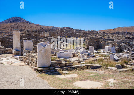 Antike Ruinen auf der Insel Delos in Kykladen, einer der wichtigsten mythologischen, historischen und archäologischen Stätten in Griechenland. Stockfoto