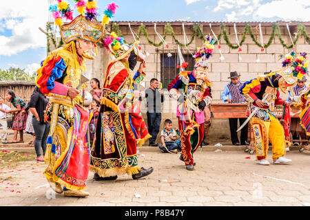 Parramos, Guatemala - Dezember 29, 2016: Traditionelle Volkstänzer in Masken & Kostüme Tanz der Mauren und Christen im Dorf in der Nähe von Antigua. Stockfoto