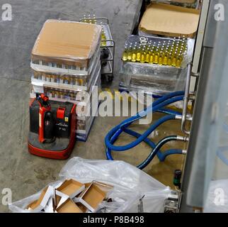 Elektrische Hubwagen, Healeys Cyder, Penhallow Farm Cornwall, Truro, Cornwall, England, Großbritannien Stockfoto