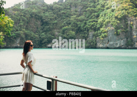 Attraktive Frau an der Bucht an Ang Thong Nationalpark, Ko Samui, Thailand suchen Stockfoto