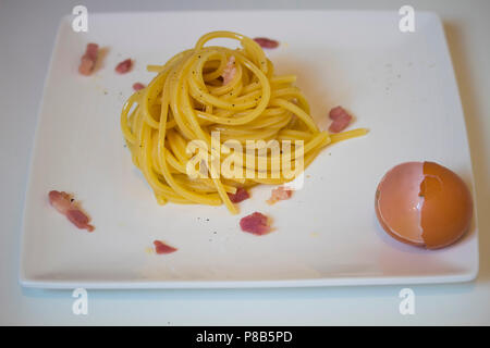 Sehr lecker Platte von Carbonara! Eier, Nudeln, Speck und Käse! Stockfoto