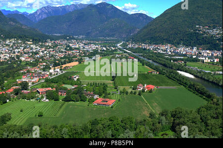 Gleitschirmflug über das Lago Maggiore Delta. Paragliding über Lago Maggiore Delta Stockfoto