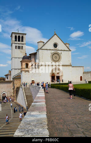 ASSISI, Italien - 9. JULI 2013: Besucher Ansatz der Päpstlichen Basilika des Heiligen Franz von Assisi. Stockfoto